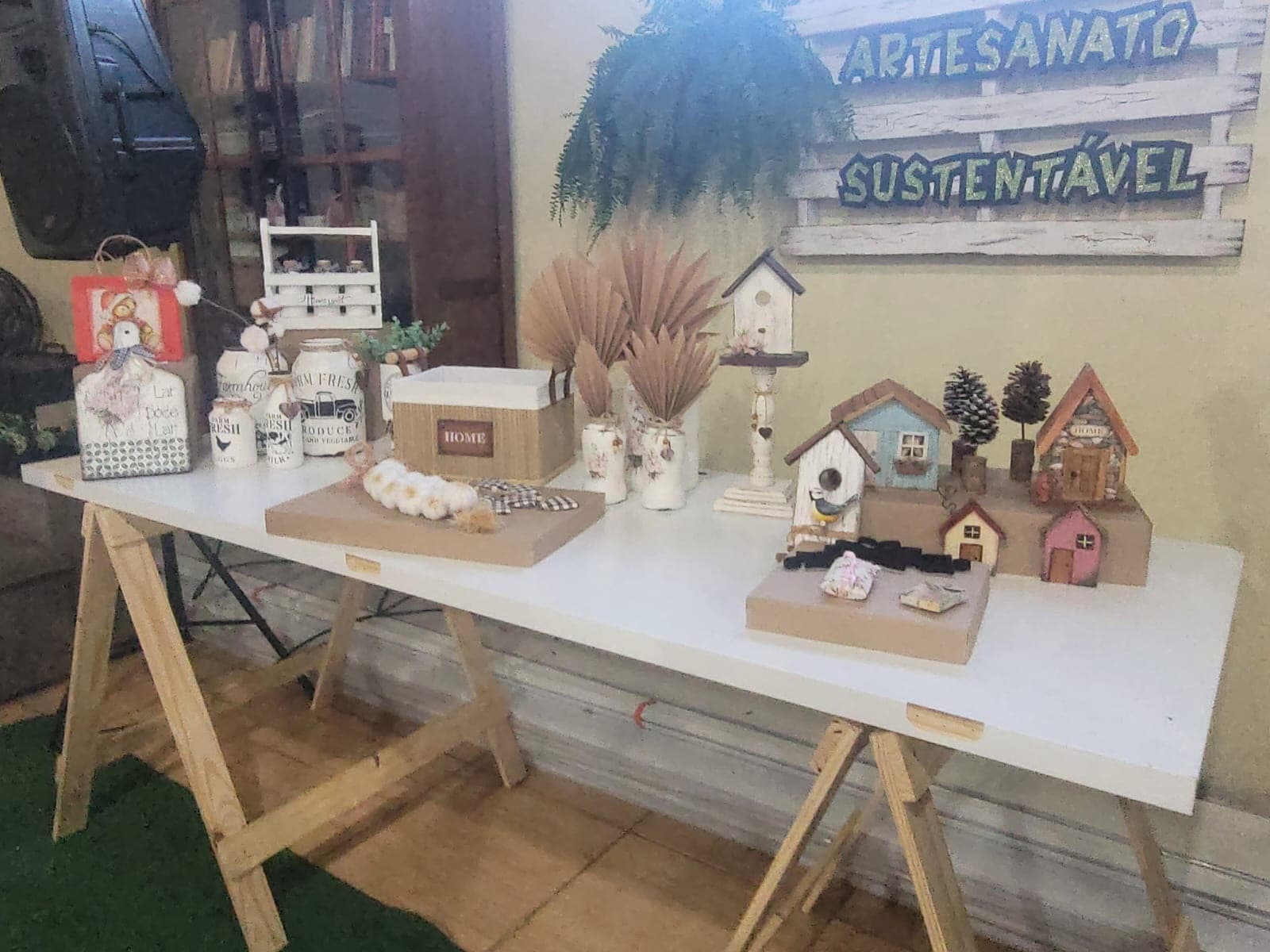 Mesa com artesanatos sustentáveis confeccionados pelo Instituto