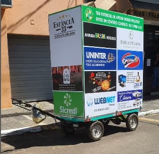 Carrinho elétrico do Projeto Coleta Humanizada, com identidade visual e marcas de empresas parceiras
