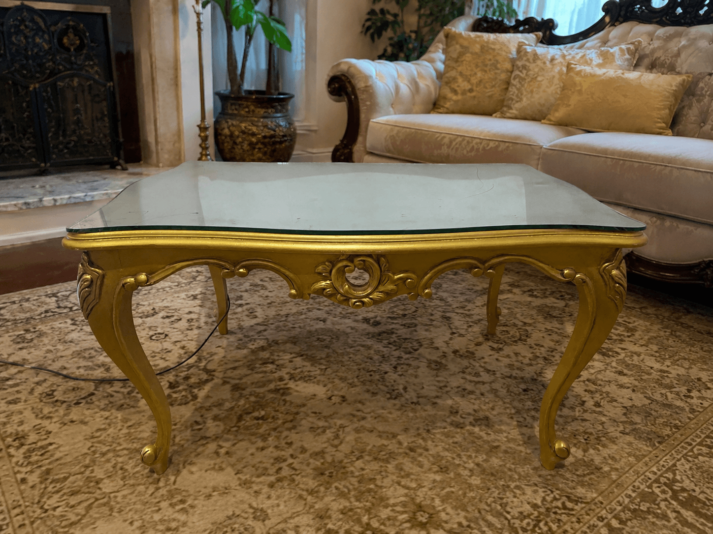 Mesa de Centro em Estilo Provençal Dourado com Tampo de Vidro